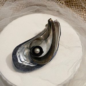 Vintage distressed silver tone pearl pendant